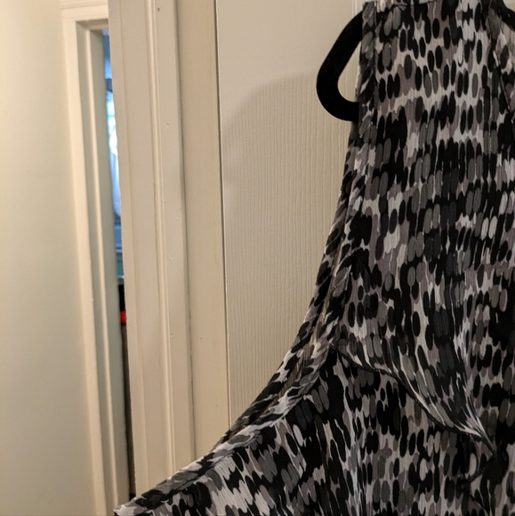 Avenue black & white brush stroke, layered, sleeveless blouse, size 26/28 - Picture 5 of 12